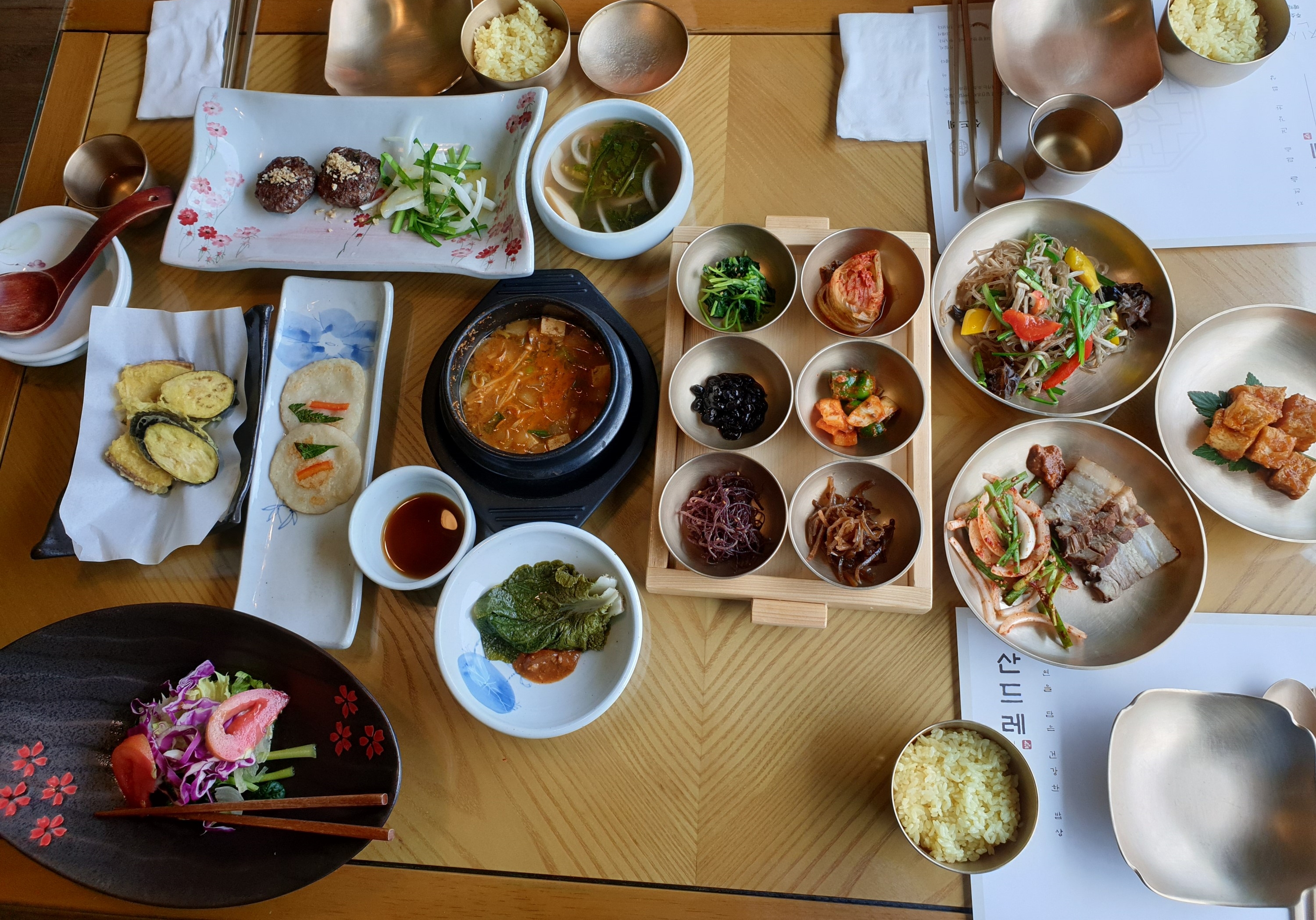 Korean tea ceremony in a hanok